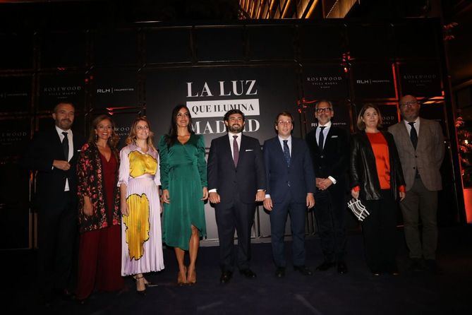 El alcalde, José Luis Martínez-Almeida, durante el acto de inauguración, en el que ha estado acompañado de la vicealcaldesa, Begoña Villacís; la delegada de Cultura, Turismo y Deporte, Andrea Levy; la concejala delegada de Turismo, Almudena Maíllo, y el concejal del distrito de Salamanca, José Fernández.