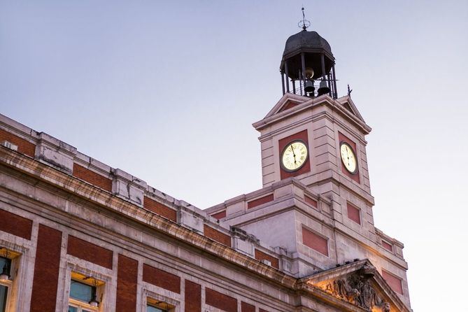 La noche del sábado al domingo, a las 03.00 horas, finalizará el horario de verano y de nuevo los relojes volverán a marcar las 02.00 horas en España.