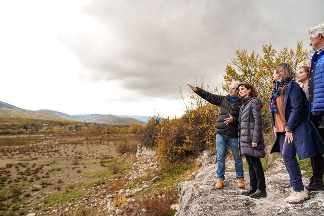 La presidenta regional, Isabel Díaz Ayuso, ha avanzado que el nuevo Museo-Centro de Interpretación, Estudio y Difusión del Valle de los Neandertales, situado en la localidad de Pinilla del Valle, será una realidad en 14 meses, durante el acto de colocación de la primera piedra de este. En la imagen, junto al paleontólogo Juan Luis Arsuaga. 