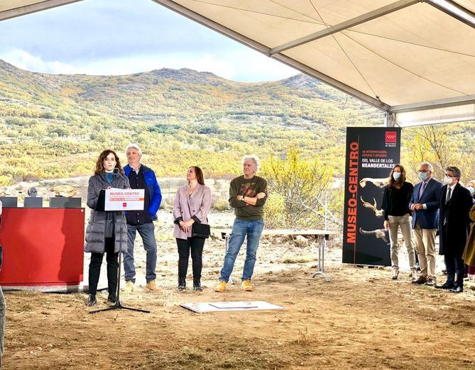 Al acto también han asistido la presidenta de la Asamblea, Eugenia Carballedo, la consejera de Cultura, Marta Rivera de la Cruz, la alcaldesa del municipio, María del Mar Fernández, y los codirectores del yacimiento, Juan Luis Arsuaga y Enrique Baquedano.