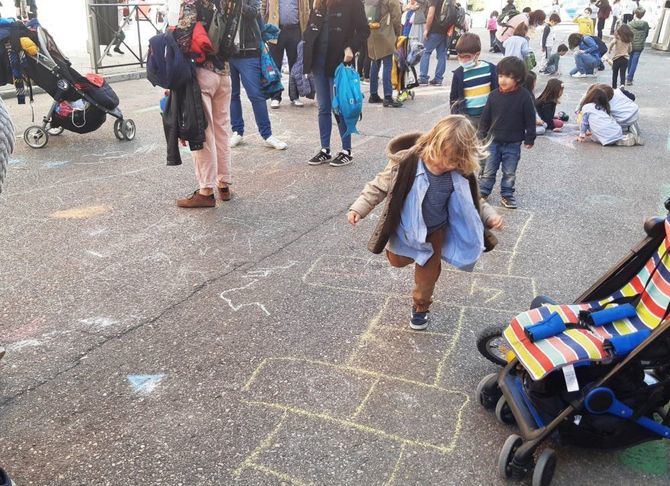 La 'Revuelta Escolar' sale a protestar cada primer viernes de mes, desde diciembre de 2020, cuando dio inicio esta iniciativa, que surgió inicialmente en Barcelona. Este viernes, 5 de noviembre, se retoman las protestas a nivel nacional. En Madrid será a las 18.00 horas, frente a la sede del Ayuntamiento en Cibeles.