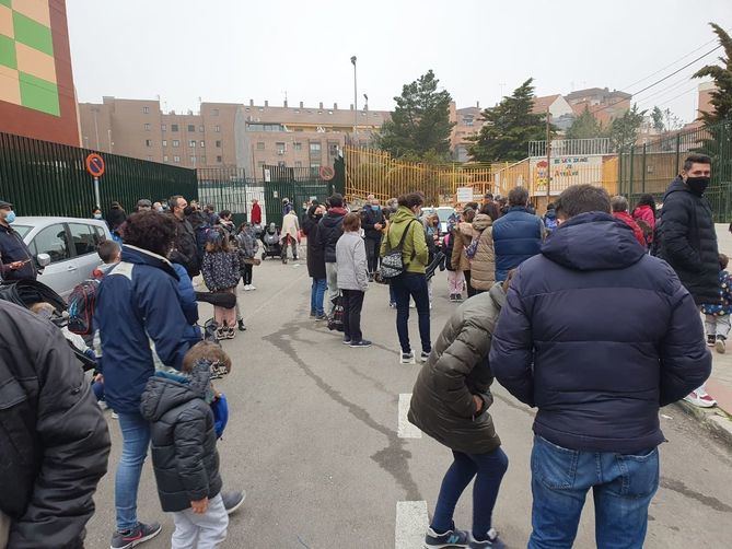 Las ampas de los centros escolares madrileños denuncian con regularidad la necesidad de que se amplíen las medidas de seguridad en el entorno de los accesos a los centros.