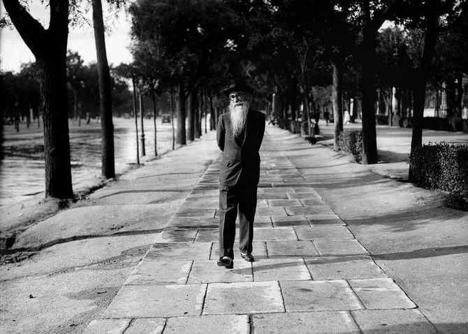 Ramón María del Valle-Inclán paseando por Recoletos. Madrid, 1930.