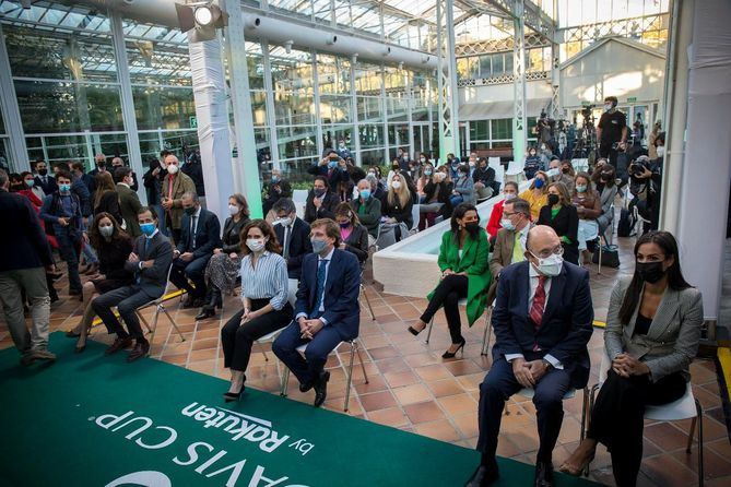 Almeida ha estado acompañado por la Presidenta regional, Isabel Díaz Ayuso; la vicealcaldesa, Begoña Villacís; la delegada de Cultura, Turismo y Deporte, Andrea Levy, y la concejala del distrito de Arganzuela, Cayetana Hernández de la Riva, entre otros.