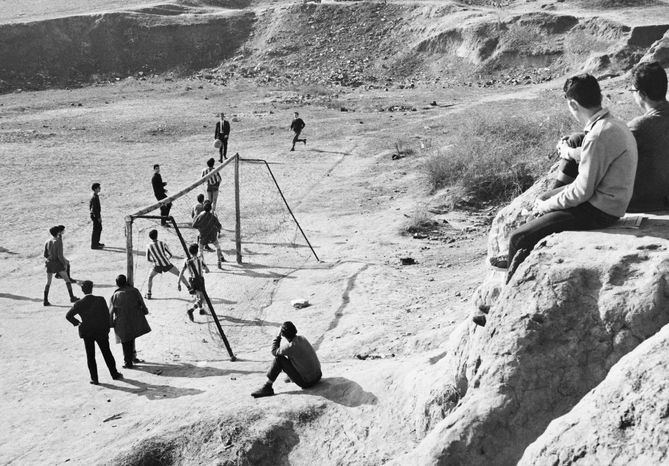 Chicos jugando al fútbol en 1965 en las inmediaciones de la vía Carpetana en el distrito de Latina. Colección 'Madrileños'.