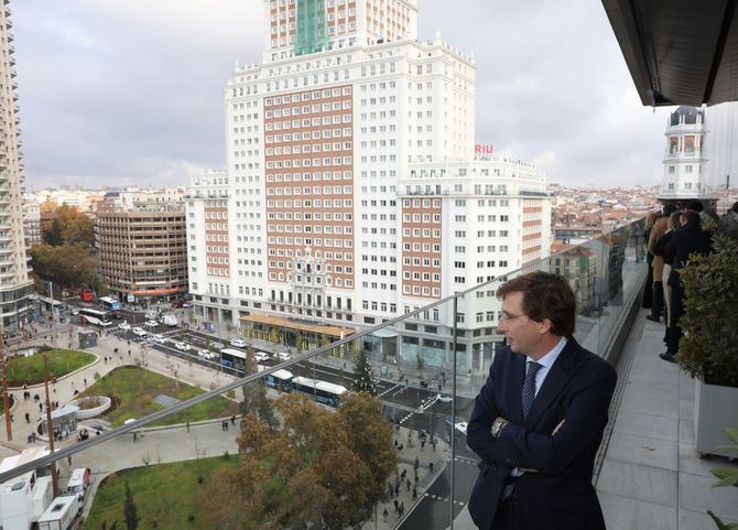 El alcalde de Madrid, José Luis Martínez-Almeida, ha recorrido esta mañana la nueva plaza de España y su entorno tras la reapertura de este emblemático espacio dos años y medio después de que comenzaran sus obras de reforma, que han supuesto una inversión de 74,4 millones de euros en la que es, junto a Madrid Río, una de las principales transformaciones de la ciudad en este siglo.