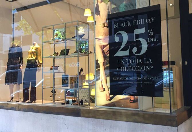 El 'Black Friday' es un término que se empezó a utilizar en Estados Unidos en la pasada década de los 60, y hace referencia a los descuentos que aplican los establecimientos comerciales el día después de Acción de Gracias, que se celebra el último jueves del mes de noviembre.