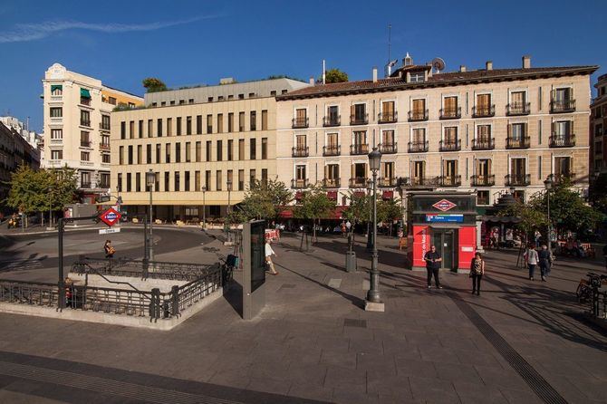 El establecimiento, frente al Teatro Real y a escasos metros del Palacio Real, la Plaza Mayor, la Puerta del Sol o Gran Vía, fue reconocido en los premios Re-Think 2019 como mejor proyecto en sostenibilidad y rehabilitación hotelera en España por ejecutar.