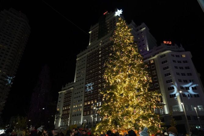 El escenario elegido ha sido la renovada plaza de España, que está presidida por un abeto natural de 18 metros y un belén luminoso gigante.