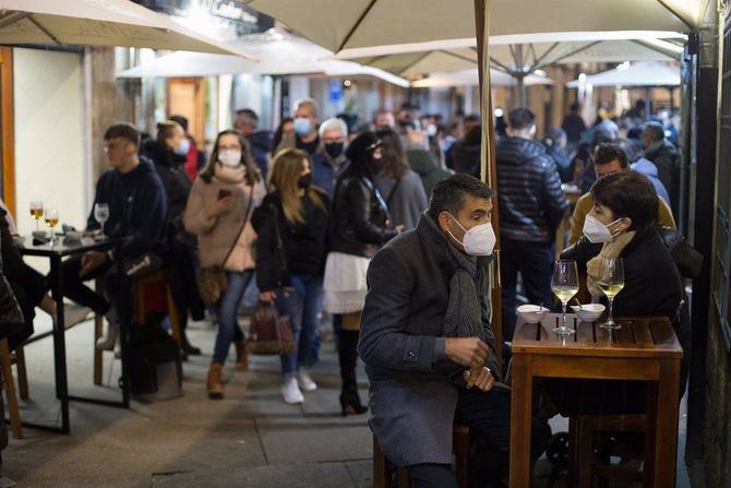 La incertidumbre alrededor de la nueva variante ómicron de la COVID19, junto con 'una posible disminución de la efectividad vacunal con el tiempo', ha llevado al Ministerio de Sanidad a volver a recomendar que se sigan todas las prevenciones en los contactos con grupos numerosos en las próximas fiestas.