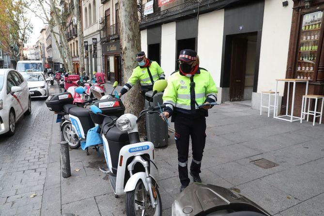 Tras la aprobación de la Ordenanza de Movilidad Sostenible, se van a colocar 10.000 dípticos informativos en los manillares de estos vehículos con las principales claves para su correcta circulación y estacionamiento. La campaña está a cargo de un dispositivo conjunto entre agentes de movilidad y controladores del SER.