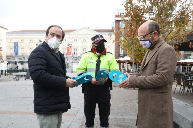 El delegado del Área de Medio Ambiente y Movilidad Borja, Carabante, dio comienzo a esta campaña, junto al concejal del distrito de Centro, José Fernández en la plaza de Santa Ana. El Ayuntamiento ha detectado varias zonas con mayor presión de estos tres tipos de vehículos en los barrios de Embajadores, Palacio, Recoletos, Universidad y Justicia, que mensualmente copan el mayor número de infracciones por estacionar en lugares indebidos.