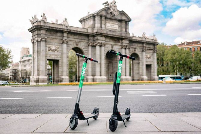 Los conductores de patinetes eléctricos tendrán que llevar casco de forma obligatoria y se enfrentan a cuantiosas multas si no circulan como es debido. 