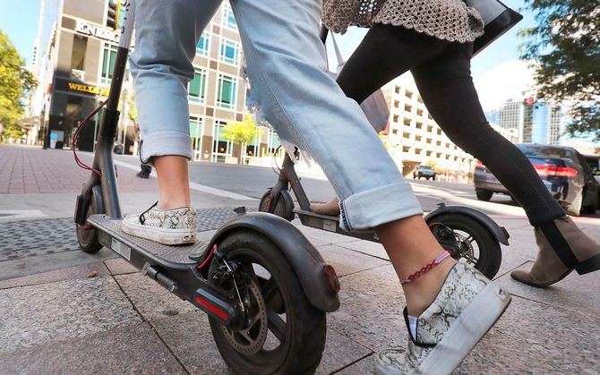 La nueva Ley de Tráfico contempla la obligatoriedad de llevar casco al circular con patinete eléctrico o cualquier tipo de VMP.