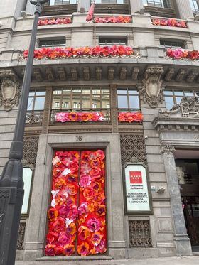 La Consejería de Medio Ambiente de la Comunidad de Madrid exhibe su fachada con decoración de materiales reciclados