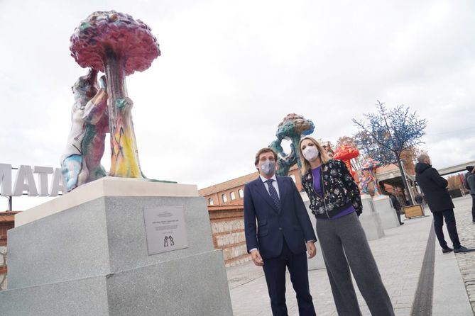 El alcalde de Madrid, José Luis Martínez-Almeida, y la delegada de Cultura, Turismo y Deporte, Andrea Levy, han presentado esta mañana en el Café Naves de Matadero Madrid la gran oferta cultural y de ocio de esta Navidad, en la que no faltarán los tradicionales mercadillos, conciertos o pistas de hielo y que en esta edición tendrá una gran novedad. 