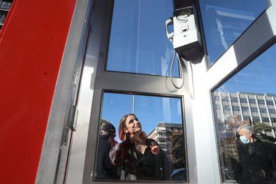 La cabina de Mercero ya forma parte del distrito de Chamberí, tras colocarse una réplica en la calle de Arapiles, muy cerca de donde se rodó la famosa película. En la placa se puede leer: ‘El Ayuntamiento de Madrid como homenaje a la película 'La cabina' y a su director, Antonio Mercero, por su contribución a hacer de Madrid una ciudad de cine y un referente cultural’.