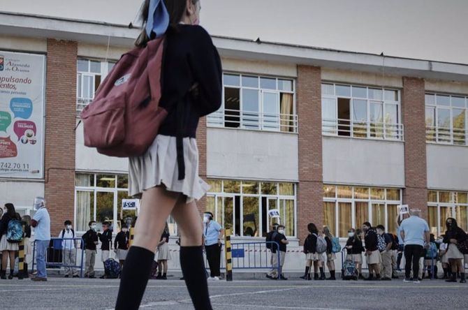 El ámbito educativo lleva tres semanas siendo el que más contagios registra en España. En la última semana, se han notificado 334 brotes, con 1.979 casos en los centros educativos, la mayoría en Primaria, según el último informe de Sanidad.