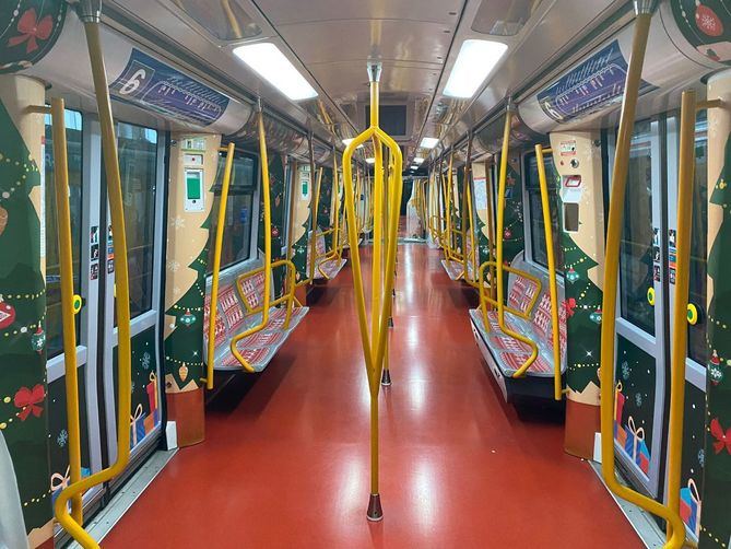 Metro de Madrid ha puesto en marcha estas fiestas su Tren de la Navidad, que viaja en la Línea 6 vinilado, iluminado y con personajes de esta época del año, que felicitan a los viajeros y ponen villancicos.