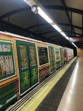 Un tren vinilado e iluminado lleva la Navidad a Metro, con personajes de estas fiestas y villancicos