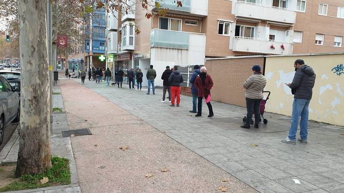 Durante toda la mañana, desde primeras horas, se ha podido obsevar largas hileras de ciudadanos esperando la apertura de las farmacias para poder retirar su test de antígenos gratuito.