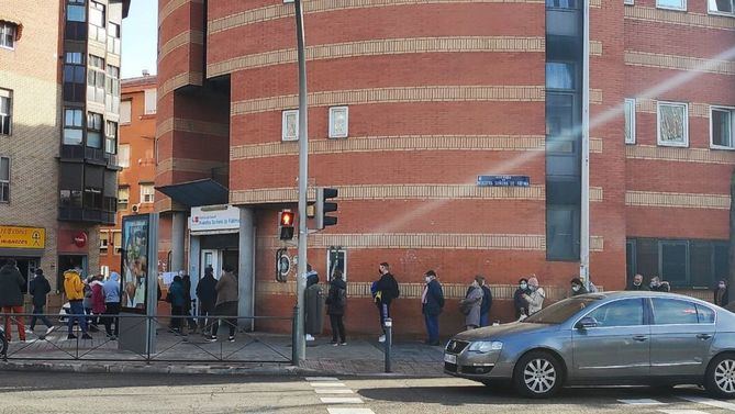 Los contagios por la variante ómicron de la COVID19 se disparan en la región de Madrid y la Atención Primaria se colapsa ante el volumen de solicitud de atención de los madrileños. En la imagen, las colas este miércoles ante el centro de salud Nª Sª de Fátima, en el distrito de Carabanchel.