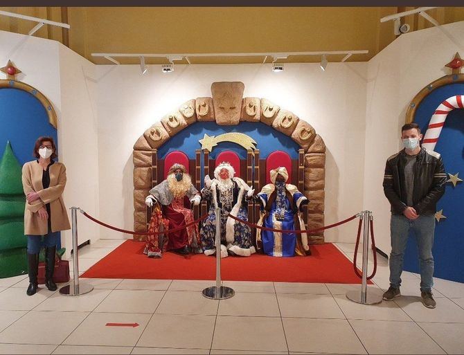 Los carteros de los Reyes Magos recogen hasta este martes las cartas de los más pequeños de Alcalá de Henares en la Capilla del Oidor, para que puedan llegar sus deseos a Melchor, Gaspar y Baltasar, quienes se encargarán de repartir los regalos la noche del 5 de enero.