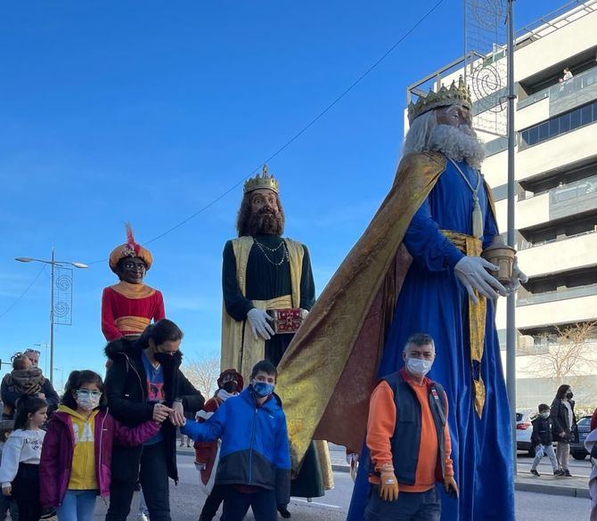 Los Reyes Magos recorrerán la mañana del miércoles, día 5, las calles del Distrito III, paseando junto a una carroza inspirada en 'Mary Poppins', en la que viajarán 10 niños de la localidad.