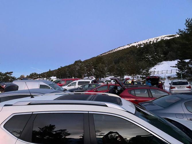 La mayoría de los aparcamientos de la sierra completos desde primeras horas de la mañana.