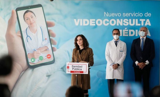 La presidenta de la Comunidad de Madrid, Isabel Díaz Ayuso, ha presentado hoy el sistema de la videoconsulta a través de la Tarjeta Sanitaria Virtual, que comienza en los hospitales públicos de El Escorial y del Henares, en Coslada, y estará disponible en toda la red antes de que finalice este año 2022.