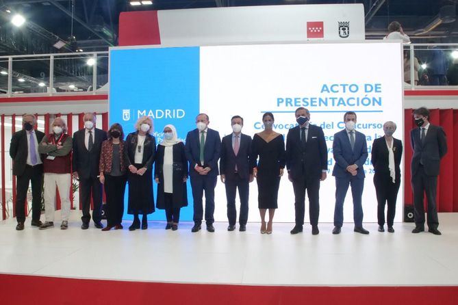 La vicealcaldesa de Madrid, Begoña Villacís, y el delegado de Economía, Innovación y Empleo, Miguel Ángel Redondo, han presentado hoy en el estand de Madrid de FITUR el concurso internacional de proyectos para la creación de una nueva identidad visual para la ciudad de Madrid que lanza el Ayuntamiento de la capital.