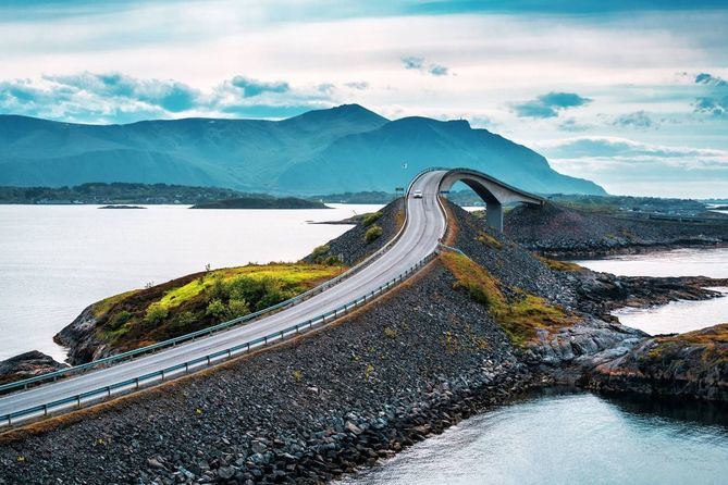 Con un tramo de 8,3 km, la carretera del Océano Atlántico es el lugar perfecto para subir a tu autocaravana y contemplar algunas de las vistas más impresionantes de Noruega.