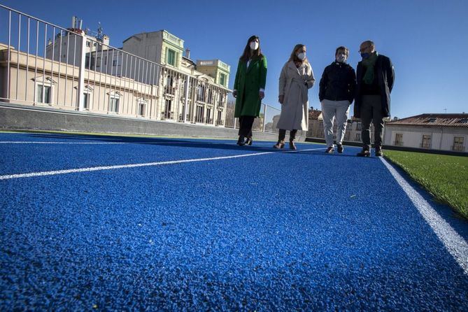 Martínez-Almeida ha visitado las instalaciones acompañado de la delegada de Obras y Equipamientos, Paloma García Romero; la concejala delegada de Deporte, Sofía Miranda, y el concejal de Centro, José Fernández.