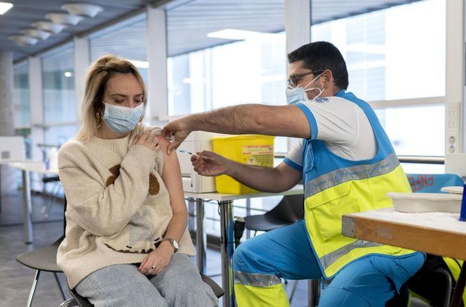 El Isabel Zendal permitirá la vacunación para mayores de 12 años que cumplan los requisitos, en horario de lunes a domingo, de 9.00 a 21.00 horas, mientras que el WiZink Center lo permitirá todos los días de la semana de 9.30 a 20.30 horas.