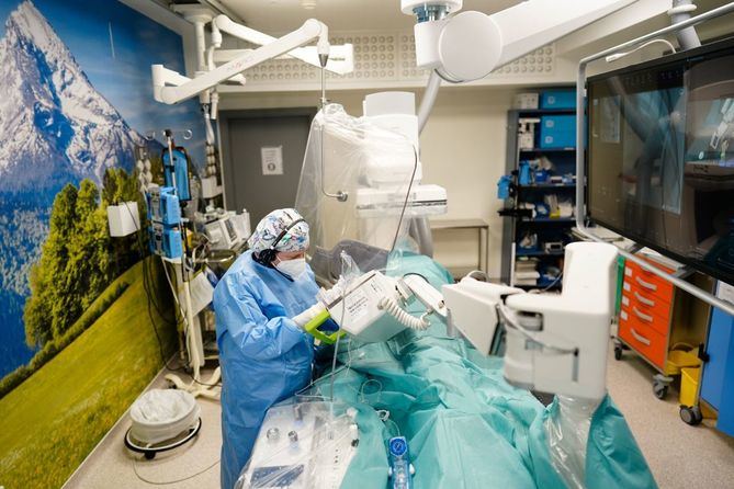 El Hospital público Gregorio Marañón de la Comunidad de Madrid ha implantado, por primera vez en nuestro país, un sistema robotizado para la realización de procesos de cardiología intervencionista del que ya se han beneficiado 65 pacientes.