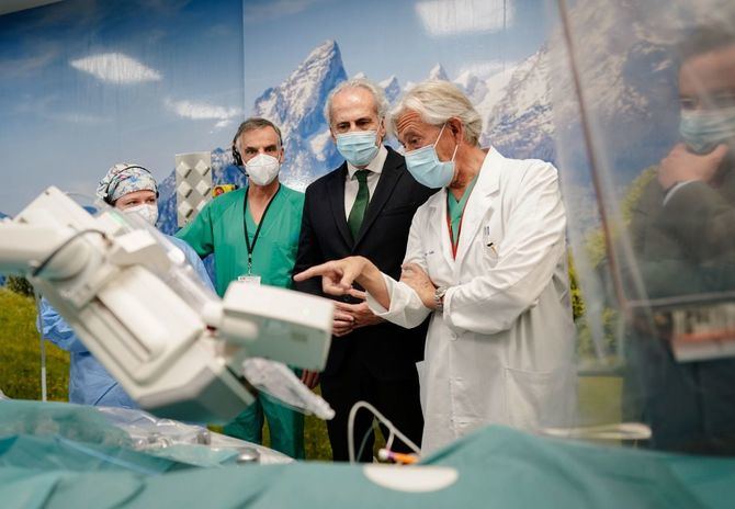 El consejero de Sanidad, Enrique Ruiz Escudero, ha visitado este hospital público de la capital para comprobar el funcionamiento de esta tecnología.