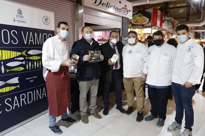 Junto al carnaval vuelve la cita gastronómica ¡Nos vamos de sardinas!, una iniciativa que ha presentado hoy el delegado de Economía, Innovación y Empleo, Miguel Ángel Redondo, en la que mercados municipales, pastelerías, restaurantes y comercios de la ciudad ofrecen su particular versión de la sardina de carnaval.