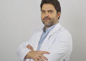 En la imagen superior, el Dr. Javier Cambronero Santos, Especialista en Urología y Máster en Sexología Clínica del Hospital Quirónsalud San José.