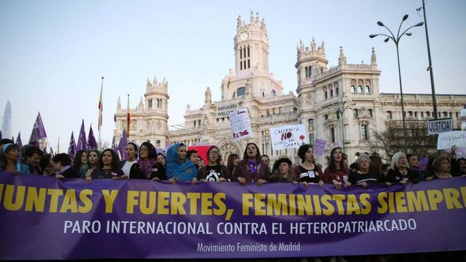 La tradicional manifestación convocada por la Comisión 8M es la que espera más asistencia, unas 30.000 personas. Comenzará el martes, a las 19.00 horas, en la plaza de Carlos V (Atocha) y terminará en la plaza de Colón. Se espera que ya haya movimiento de personas desde las 17.30 horas.