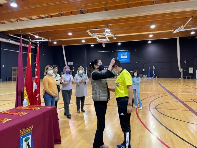 La concejala del distrito, Blanca Pinedo, ha entregado los premios a las 70 jugadoras que han vuelto a demostrar que la mujer tiene su sitio en el terreno de juego.