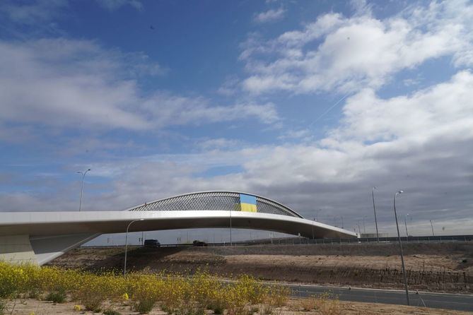 El puente de la Concordia tiene una anchura de 25 metros y una longitud total de 214 metros, de los que 162, los que discurren por encima de la M-12, no tienen apoyo alguno, convirtiendo a este puente en el de mayor distancia entre soportes de la Comunidad de Madrid.