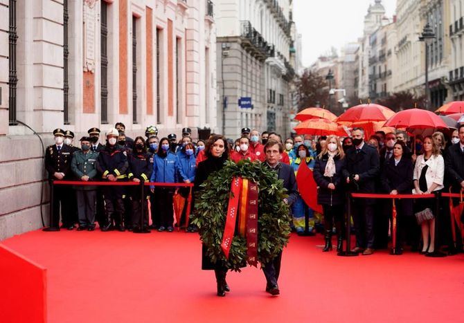 La presidenta de la Comunidad de Madrid, Isabel Díaz Ayuso, y el alcalde de Madrid, José Luis Martínez-Almeida, han depositado hoy una corona de laurel ante la placa en la Real Casa de Correos que recuerda a las víctimas de los atentados del 11 de marzo de 2004.