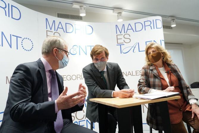 El centro municipal 'Espacio Madrid Talento', en la calle Raimundo Fernández Villaverde, ha sido inaugurado este lunes por el alcalde de Madrid, José Luis Martínez-Almeida; la delegada de Hacienda y Personal, Engracia Hidalgo, y la delegada de Obras, Paloma García Romero, con el propósito de seleccionar y formar a futuros trabajadores del Ayuntamiento de la capital.