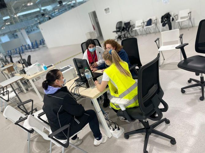 Tras la revisión médica, en el Hospital Enfermera Isabel Zendal se lleva a cabo una toma de datos inicial que permite conocer la filiación, origen y destino de acogimiento, para preparar las gestiones necesarias como plazas escolares, empadronamiento o tarjeta sanitaria, tras lo que será necesario acudir a la Oficina de Atención.