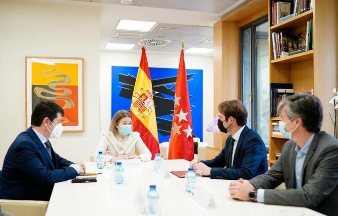La consejera de Cultura, Turismo y Deporte, Marta Rivera de la Cruz, y el presidente de la Asociación de Campos de Golf de Madrid, Íñigo Garamendi, han firmado este martes un convenio de colaboración, que contará con una aportación de más de 453.000 euros por parte del Gobierno regional.