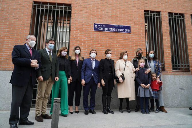 Al acto de descubrimiento de la placa han asistido la presidenta de la Comunidad, Isabel Díaz Ayuso; el alcalde de Madrid, José Luis Martínez-Almeida; la concejala de distrito, Sofía Miranda; la delegada del Gobierno en Madrid, Mercedes González; los exalcaldes Alberto Ruiz-Gallardón y José María Álvarez del Manzano y sus familiares.