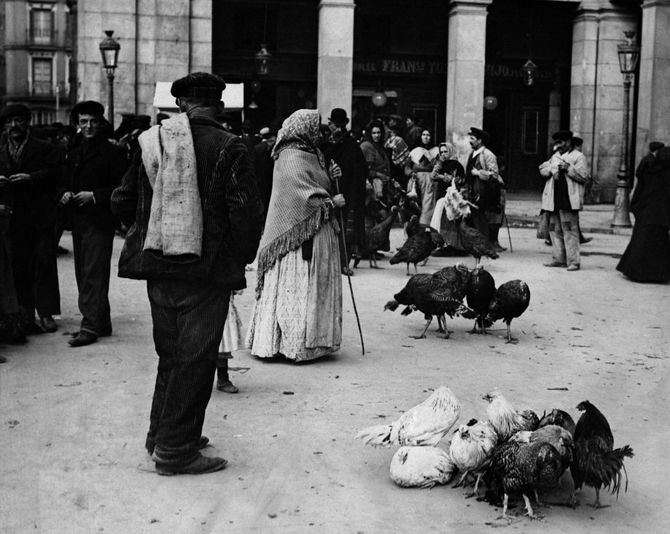 'Madrid hace un siglo. 1900-1936. Archivo ABC' es la exposición que acoge el Museo de Historia de Madrid, y en la que se podrán encontrar imágenes de escenas cotidianas, como las de las vendedoras de pavos en Navidad en la Plaza Mayor.