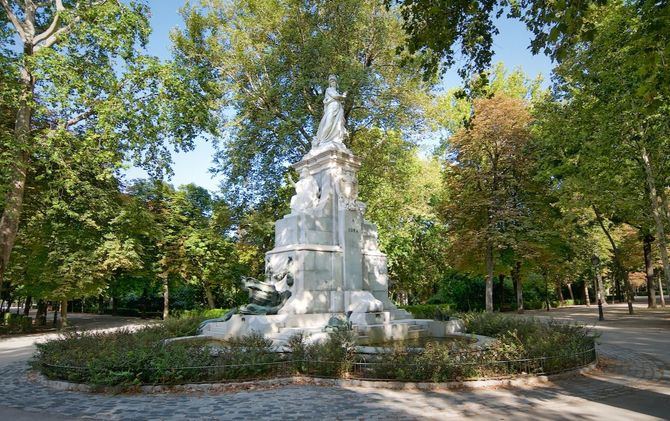 De carácter gratuito, en este itinerario que dura 90 minutos te permitirá conocer la vida y obra de Mariano Benlliure y las peculiaridades culturales, históricas y sociales del Madrid de principios del siglo XX, a través de tres monumentos del parque: Martínez Campos, Cuba y Alfonso XII.