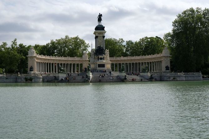 La escultura ecuestre del General Martínez Campos (1907) es la que mejor resume su manera de entender el arte. El animal, cabizbajo, muestra todo el cansancio y toda la experiencia del viejo soldado, un personaje que se mide no sólo por el número de sus victorias, sino también por su legado político. Situada en una glorieta del Parque de El Retiro, mantiene un interesantísimo diálogo con la escultura, también ecuestre, de Alfonso XII (1922), elevada en lo alto del monumento que preside el estanque.