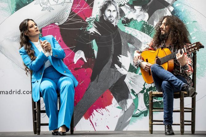 La presentación se ha celebrado en uno de los nuevos escenarios de este encuentro, el Invernadero del Palacio de Cristal de la Arganzuela. Allí, la bailaora Lucía la Piñona, la cantaora María Mezcle y el guitarrista Joni Jiménez, a los que se les ha unido Rosario La Tremendita, han ofrecido una pequeña actuación como apertura del Festival Flamenco Madrid.